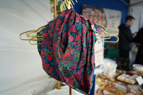Comment choisir des écharpes et foulards pour un style unique ?