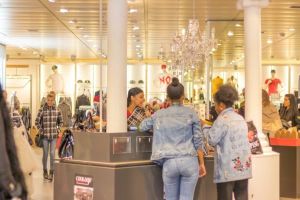 Comment préparer sa visite dans un outlet pour maximiser ses achats?
