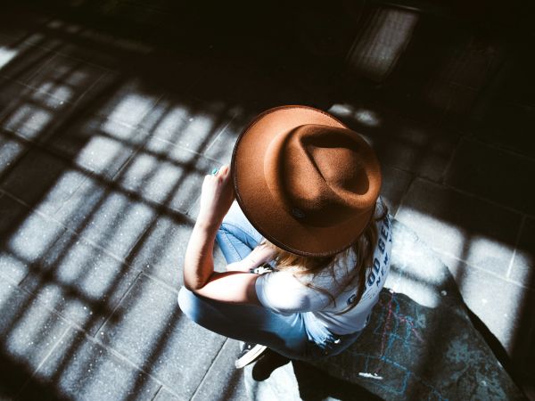 Quels sont les secrets pour bien porter un chapeau ?